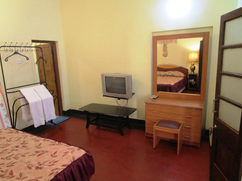 أنرادابورام Hotel Shalini الغرفة الصورة