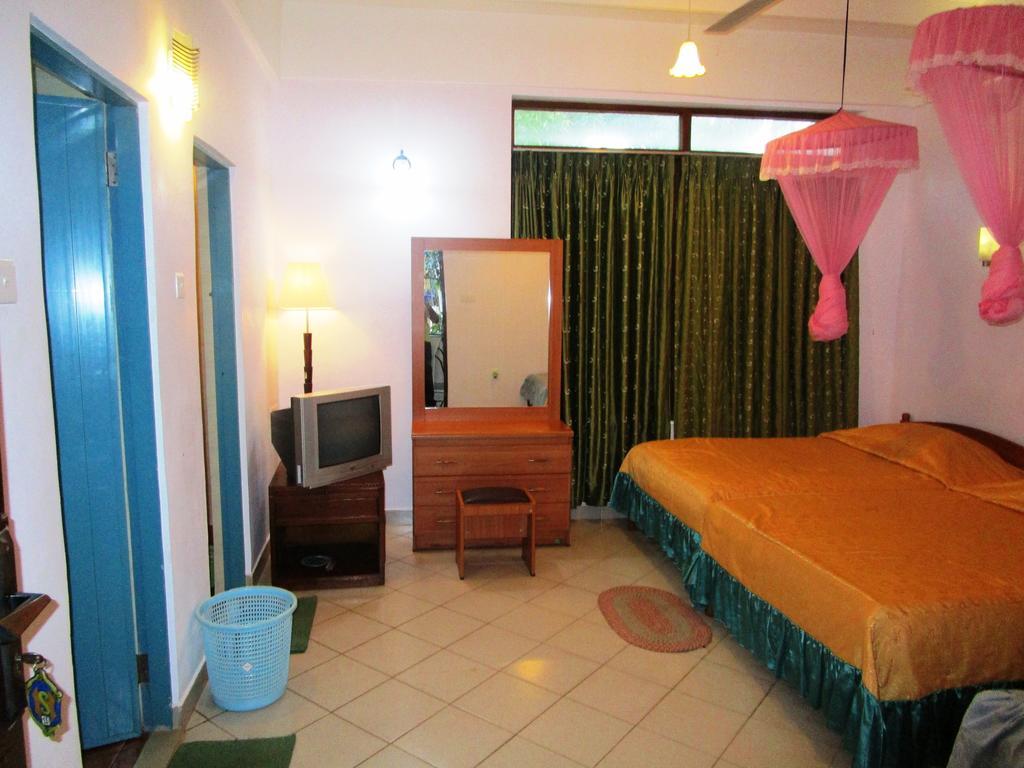أنرادابورام Hotel Shalini الغرفة الصورة