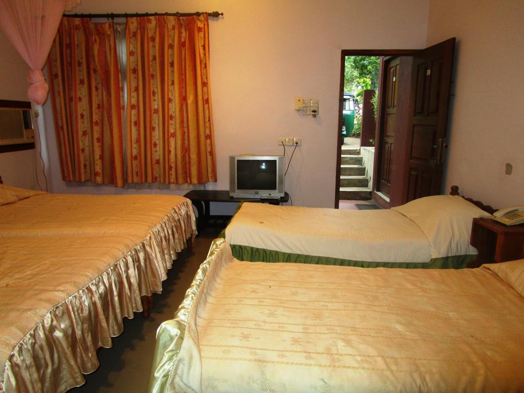 أنرادابورام Hotel Shalini الغرفة الصورة